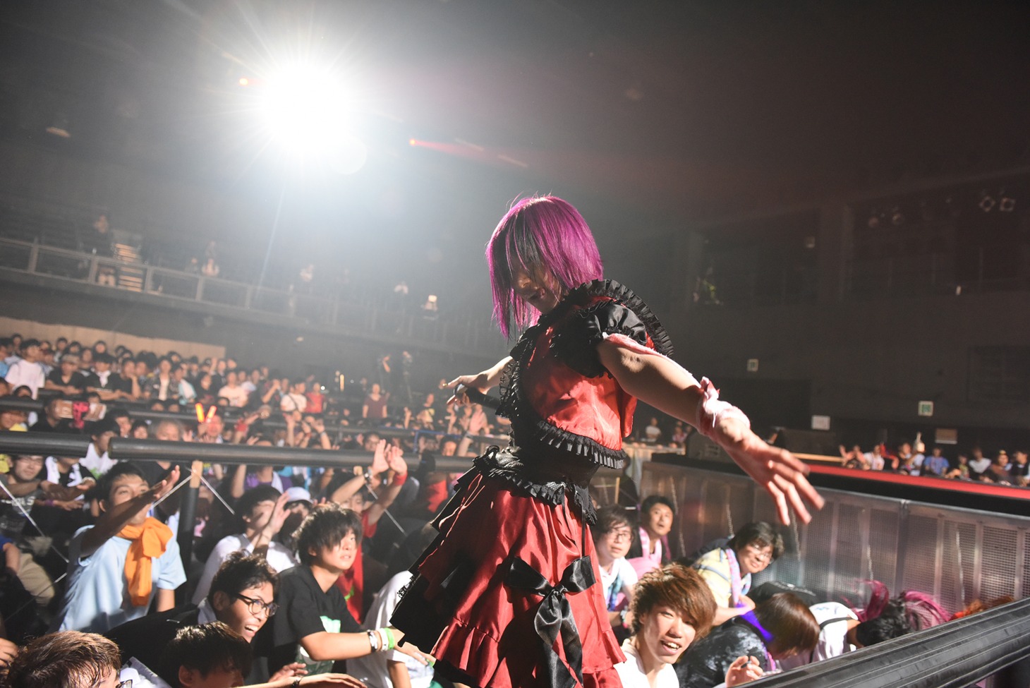 椎名ぴかりんによるライブの様子。