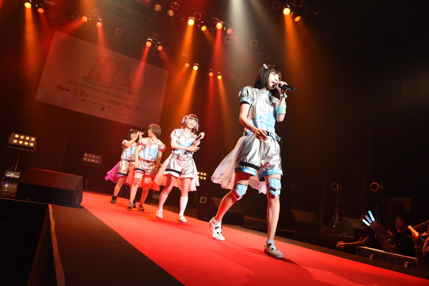 ゆるめるモ！によるライブの様子。