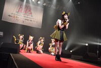 ベイビーレイズJAPANによるライブの様子。