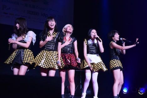 ベイビーレイズJAPANによるライブの様子。