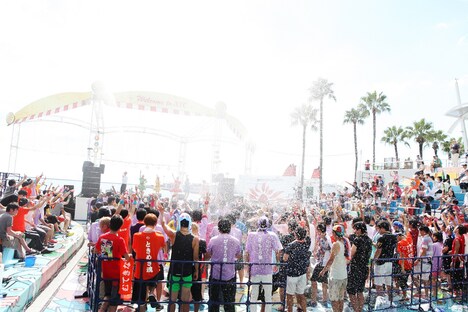 「ときめき▽宣伝部のときめき▽夏のびっちょりファイブ!!」大阪・大阪南港ATC公演の様子。（撮影：マキノタカヒコ）