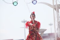 放水する坂井仁香。（撮影：マキノタカヒコ）