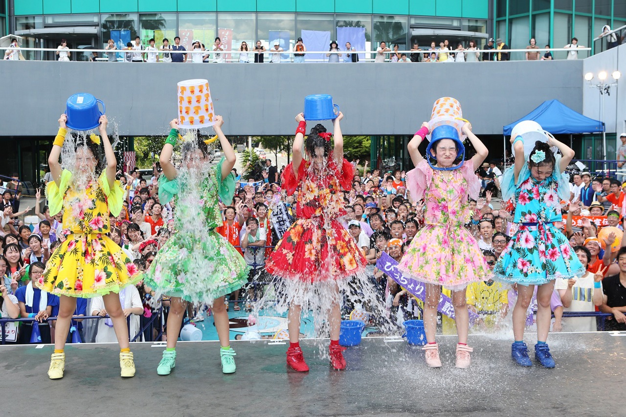 「ときめき▽宣伝部のときめき▽夏のびっちょりファイブ!!」大阪・大阪南港ATC公演の様子。（撮影：マキノタカヒコ）