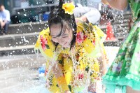 水を浴びる永坂真心。（撮影：マキノタカヒコ）