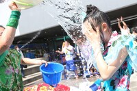 吉川ひよりに水をかけられる辻野かなみ。（撮影：マキノタカヒコ）