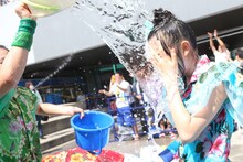 吉川ひよりに水をかけられる辻野かなみ。（撮影：マキノタカヒコ）
