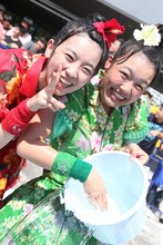 左から坂井仁香、吉川ひより。（撮影：マキノタカヒコ）