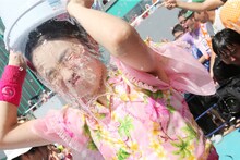 バケツの水を豪快にかぶる小泉遥香。（撮影：マキノタカヒコ）