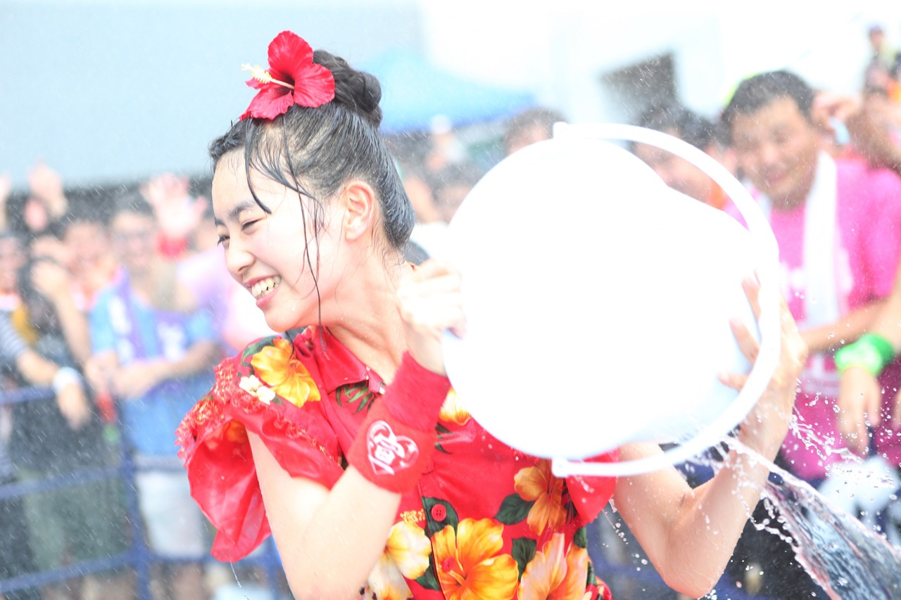 バケツの水をぶちまける坂井仁香。（撮影：マキノタカヒコ）