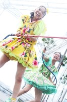 放水する永坂真心、吉川ひより。（撮影：マキノタカヒコ）