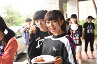 バーベキューを楽しむエビ中。