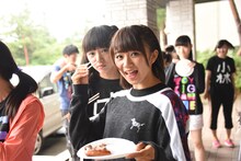 バーベキューを楽しむエビ中。