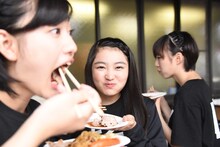 バーベキューを楽しむエビ中。