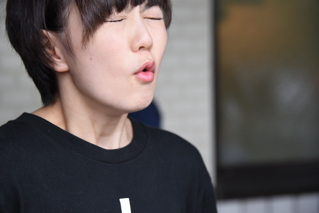 熱いウインナーを食べてパニックになる安本彩花。