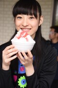 いちご練乳かき氷を手に満面の笑みを浮かべる松野莉奈。