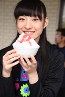 いちご練乳かき氷を手に満面の笑みを浮かべる松野莉奈。