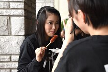 柏木ひなたの食事シーンを激写する安本カメラマン。