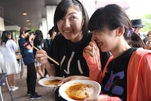 肉を食べてご機嫌な小林歌穂（左）と真山りか（右）。