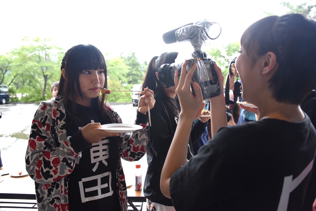 廣田あいかの食事シーンをムービーで撮影する安本カメラマン。