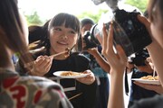 中山莉子の食事シーンをムービーで撮影する安本カメラマン。