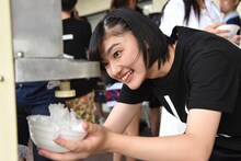 かき氷製造機と格闘する小林歌穂。