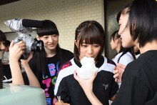 見事に盛られた小林歌穂のかき氷を生で食べる星名美怜。