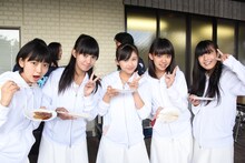 エビ中と一緒にバーベキューを楽しむ桜エビ～ず。