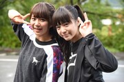 食事を終えてくつろぐ星名美怜（左）と中山莉子（右）。