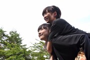 安本彩花をおんぶする松野莉奈。