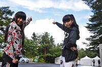 青空が出てきたと喜ぶ廣田あいか（左）と中山莉子（右）。