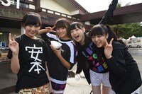 食事を終えてくつろぐ安本彩花、星名美怜、松野莉奈、中山莉子（左から）。