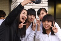 桜エビ～ずと記念撮影する柏木ひなた（左端）。