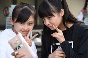 桜エビ～ずの桜井美里（左）と記念撮影する中山莉子（右）。
