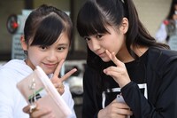 桜エビ～ずの桜井美里（左）と記念撮影する中山莉子（右）。