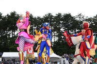 絶叫戦隊ハイランダーと吉田のうどんぶりちゃんによる開会宣言の様子。