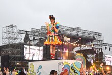 トロッコで移動する真山りか。