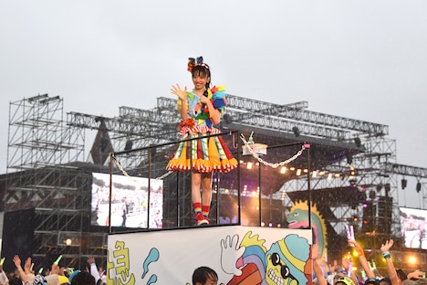 トロッコで移動する真山りか。