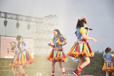 ずぶ濡れで歌うエビ中。