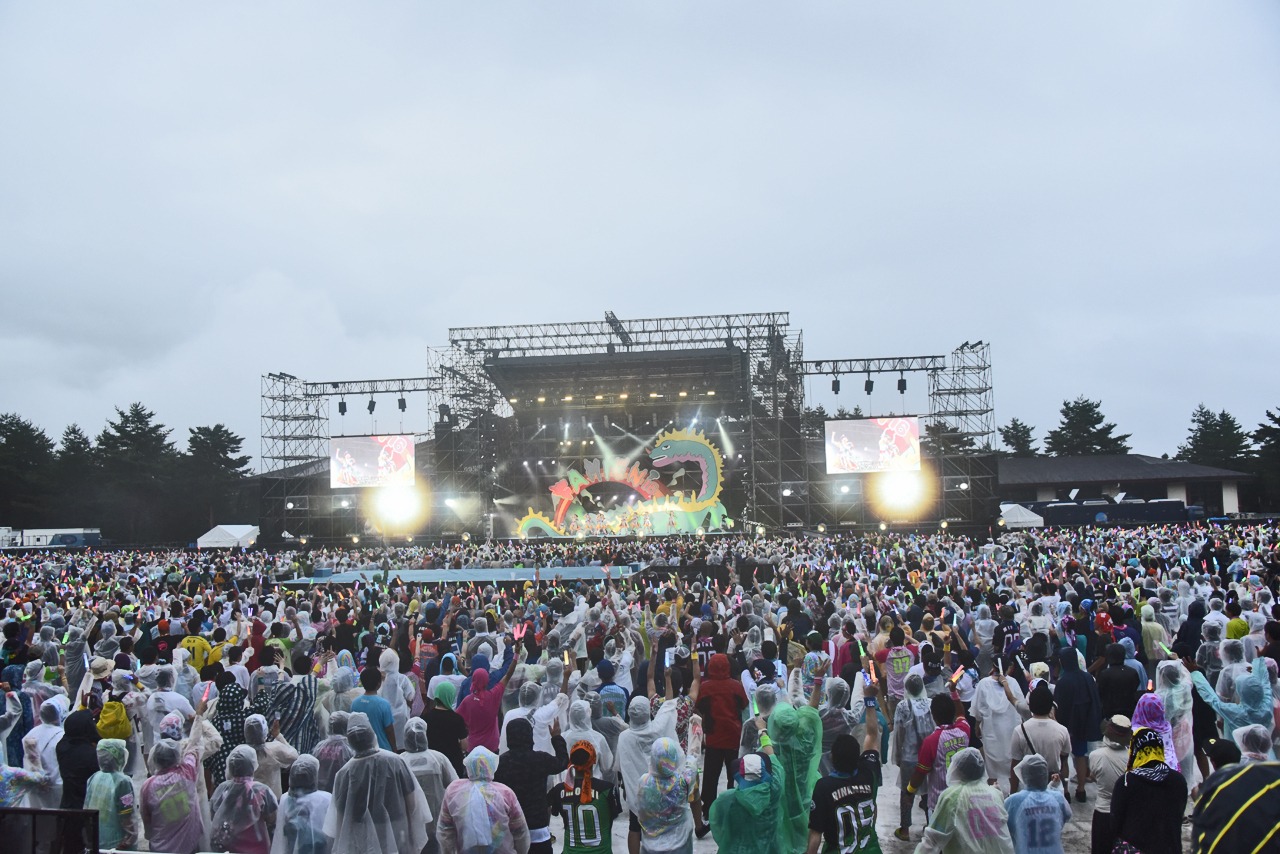 2016年「エビ中 夏のファミリー遠足 略してファミえん in 富士急 2016」の様子。