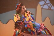 「金八DANCE MUSIC」を歌う柏木ひなた（上）と安本彩花（下）。