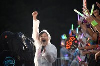 会場の熱気をレポートする桜エビ～ず・桜井美里。