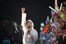 会場の熱気をレポートする桜エビ～ず・桜井美里。