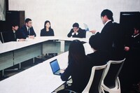 エビ中職員による会議の様子。