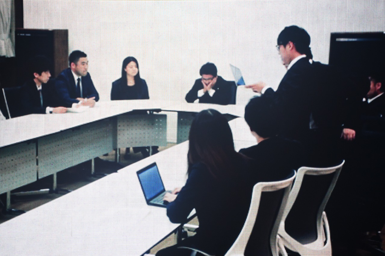 エビ中職員による会議の様子。