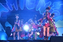 衣装を変えて登場したエビ中。