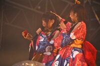 着替えて数曲で髪飾りが取れてしまった廣田あいか（左）。