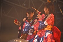 着替えて数曲で髪飾りが取れてしまった廣田あいか（左）。