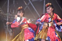 「忍ばないくの一」こと真山りか（左）と小林歌穂（右）。