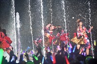 噴水に囲まれ熱唱するエビ中。