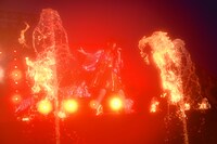 水と炎に包まれる廣田あいか。